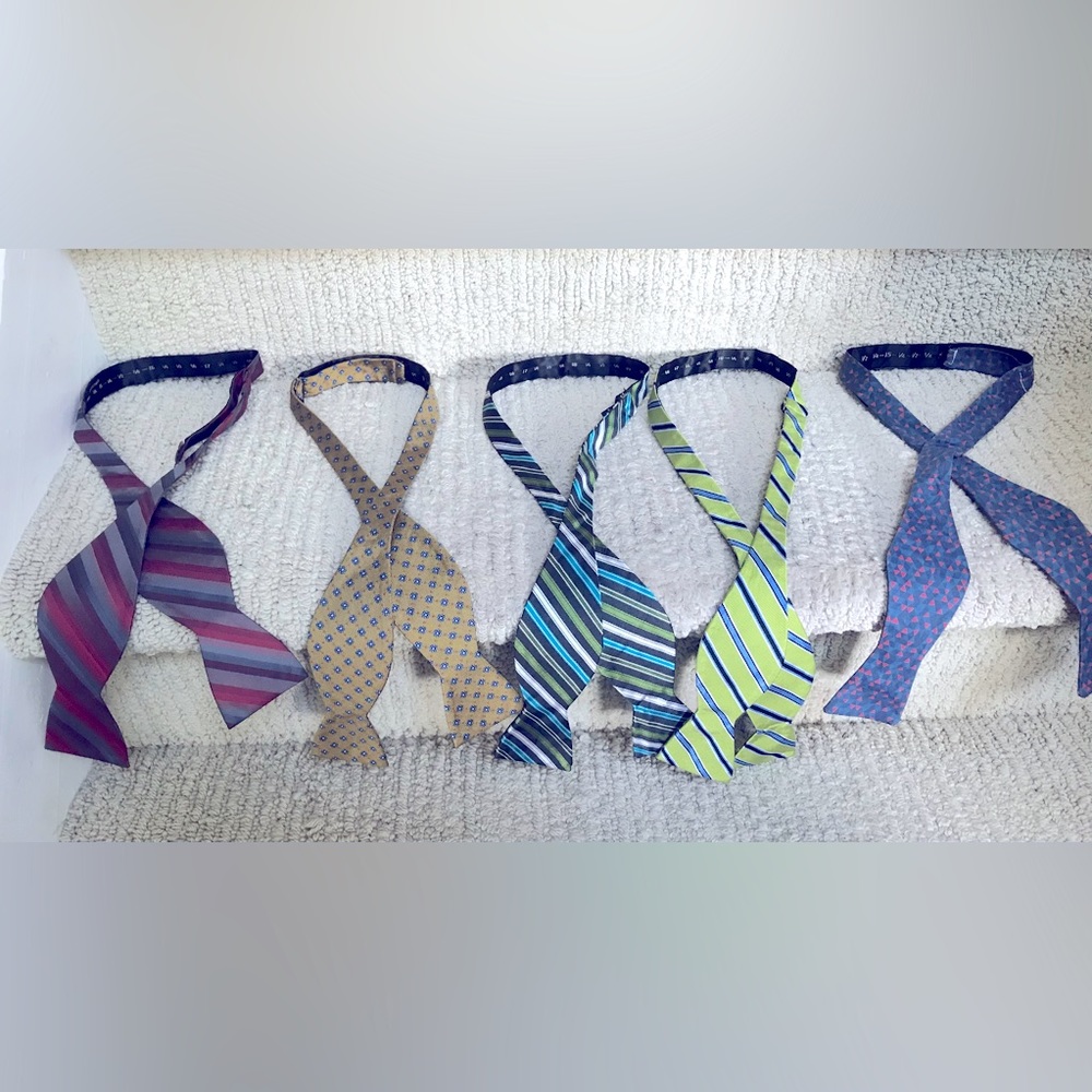 5 silk bow ties. Adjustable sizes.